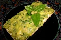 Avocado, Basilikum & Walnuss auf Knusperbrot