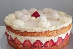 Raffaellotorte mit Erdbeeren