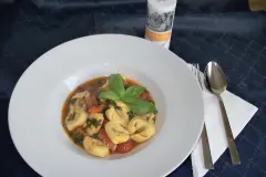 Tortellini Pfanne mit Spinat und Tomaten
