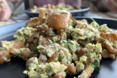 Pfifferlinge (Eierschwammerl) mit Ei