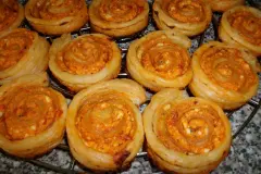 Bl&auml;tterteigschnecken mit Feta & Ajvar