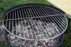 Grillrost reinigen mit Salat&ouml;l oder Zeitungspapier