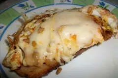 Zwiebelbrot mit Spiegelei und Havarti &uuml;berbacken