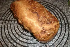 Dinkelbrot mit w&uuml;rzigem Sonnenblumenkerne-Topping