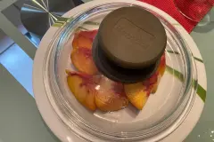 Geschnittenes Obst mit Topfdeckel abdecken