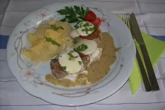 Gratinierte Schweinemedaillons mit Basilikumso&szlig;e