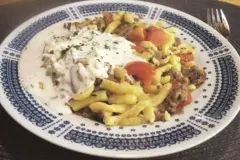 W&uuml;rzige Hack-Zucchini-Pfanne mit Sp&auml;tzle und Kr&auml;uterschmand