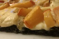 Halloween-Pizza mit K&uuml;rbis und Zwiebeln