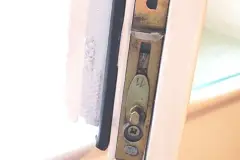 Fensterscharniere pflegen