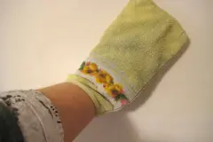 Putzen und Staub wischen mit einem Waschlappen