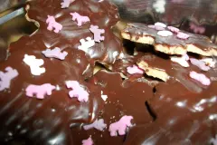 Pl&auml;tzchen mit Schokoguss und Einhornstreuseln