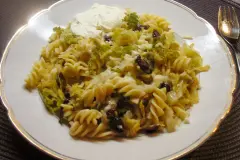 Nudelpfanne mit Wirsingkohl und Cranberrys