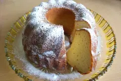 Saftiger Guglhupf mit Joghurt und Apfelmus