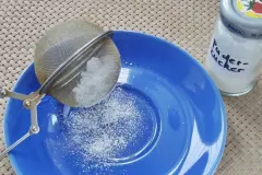 Puderzucker mit Tee-Klappsieb streuen