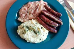 Sauerkraut mit Kartoffelp&uuml;ree und N&uuml;rnberger Rostbratw&uuml;rstchen