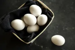 Eier ausblasen und Stempel entfernen