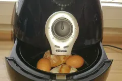 Br&ouml;tchen und Fr&uuml;hst&uuml;cksei aus der Hei&szlig;luftfritteuse