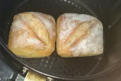 Fr&uuml;hst&uuml;cksbr&ouml;tchen in der Hei&szlig;luftfritteuse backen