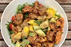 Sommerliche Salat Bowl mit Erdnuss-Dressing