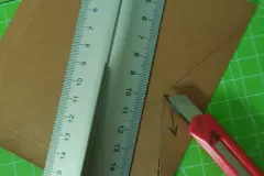 Wieder leistet das rutschfeste Metalllineal hervorragende Dienste, wenn man einen Cutter verwendet.  