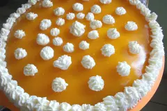 Mandarinensahne mit Keksboden und Mangospiegel