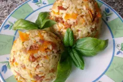 Gem&uuml;se-Reispfanne mit Salami