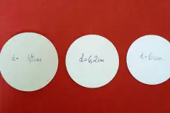 Diesen Kreisen sieht man an, dass sie nicht manuell geschnitten sind, sondern ein Kreisschneider verwendet wurde.