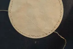 Zum eigentlichen N&auml;hen habe ich die dicke, volumige Unterh&auml;lfte des Rucksacks ohne R&uuml;cksicht auf Verluste zusammen &ldquo;gerollt&ldquo;, so festgehalten und unter die &Ouml;ffnung neben dem N&auml;hfu&szlig; gezw&auml;ngt.