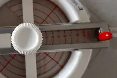 Das Messer l&auml;sst sich auf beliebige Weiten / Durchmesser einstellen. Zum eigentlichen Schneiden wird dann die Kunststoffscheibe unter dem Kreisschneider entfernt und dieser auf das Tr&auml;germaterial gesetzt, aus dem heraus ein Kreis geschnitten werden soll.