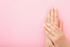 Auftragen von Nagellack bei kurzen Fingern&auml;geln mit Lackierhilfe