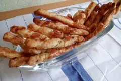 Pikante Bl&auml;tterteig-Sticks
