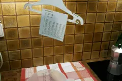 Kleiderb&uuml;gel als Rezepthalter