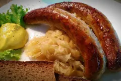 Bratwurst aus Kartoffeln und Trockenwurst herstellen