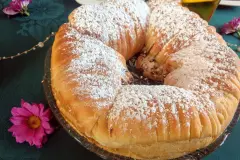 Wollkn&auml;ul-Brot mit Pflaumenmus