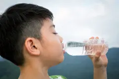 Warum haben PET-Flaschen Kerben im Boden?