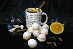 Frischkäse-Schneebällchen und Granatapfel-Punsch