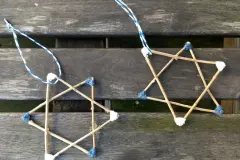 Weihnachtssterne-Anh&auml;nger basteln: DIY aus feinen Zweigen