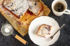 Zitronenkuchen mit Joghurt und Blaubeeren