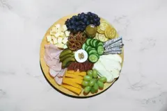 Charcuterie Board mit Salami-Rose