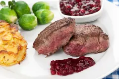 Rehr&uuml;cken mit Rosenkohl, Kartoffelpl&auml;tzchen & Preiselbeerso&szlig;e