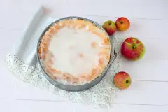 Gedeckter Apfelkuchen mit Rum-Zuckerguss