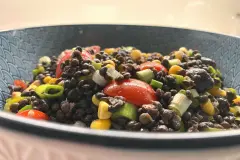 Belugalinsen-Salat mit Mais