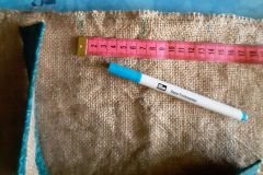 Mit einem wasserl&ouml;slichen Trickmarker markierte ich die Mitte des Beutels und die Ansatzpunkte der Henkel.