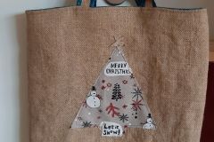 Dann wurde er mit der Maschine mit langen Stichen aufgen&auml;ht und mit einem Stern aus festem Karton verziert.