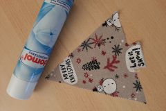 Der Baum wurde unter Ber&uuml;cksichtigung der aufgedruckten Textstellen aus dem Stoff geschnitten und mit Spr&uuml;hst&auml;rke eingespr&uuml;ht.