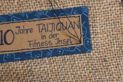 Auf der R&uuml;ckseite verknote ich immer beide Fadenenden und lasse sie dann, wenn ich noch ein Futter einn&auml;he, lose h&auml;ngen.