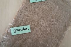 Nach dem Trocknen im H&auml;ngen(!) konnte ich die noch feuchte Jute unter einem B&uuml;geleisen dauerhaft problemlos gl&auml;tten.