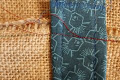 Vor dem Einn&auml;hen des Futters wurden die Henkel mit groben Stichen an der Oberkante angeheftet, damit sie nicht verrutschen.