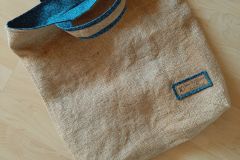 Die Henkel sind innen bewusst mit dem glatten Baumwollstoff gearbeitet: Das Tragen wird angenehmer &ndash; au&szlig;en sieht man die Jute.