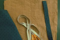 Die Henkel n&auml;hte ich l&auml;nger als sp&auml;ter verwendet und legte sie zur Probe an den Oberrand des fertigen Vorderteils.